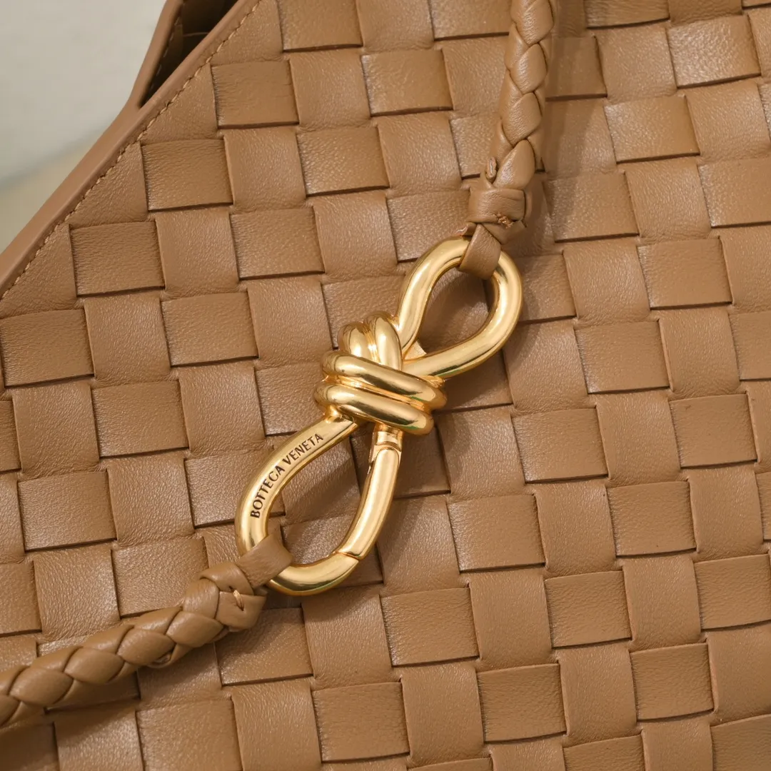 The 2023 new Andiamo batch of 2260 BV has been shipped‼ ️Really popular🔥The new Andiamo woven handbag launched by Bottega Veneta this season is really popular all over the world! ! Celebrities at home and abroad have worn it, and Oscar-winning actress Michelle Yeoh has taken it out on the street. Song Jia, Trai Yara, Yu Feihong, Sanji Ayaka, Rosie Hunting-Whiteley, Yoshioka Riho, etc. have all picked up this bag. It is classic and versatile, showing off its temperament, and the bag capacity is also large, which is very convenient for daily commuting! ! A variety of carrying methods, the shoulder straps can be adjusted by yourself, the original lambskin feels soft and delicate, and the unisex style breaks gender boundaries and brings a more practical and longer-lasting use experience. Andiamo, which has both elegant and casual styles, perfectly interprets the true appearance of "fashionable old money style". Style number: 8463 Size: 32*24*12